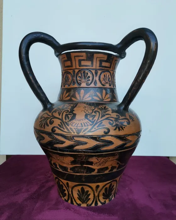 Anfora con volto e animali alati, ceramica dipinta a mano da Elvira Sirio