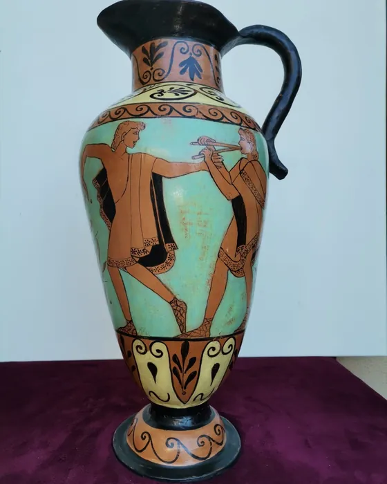 Brocca alta con figure su fondo verde acqua, ceramica dipinta a mano da Elvira Sirio