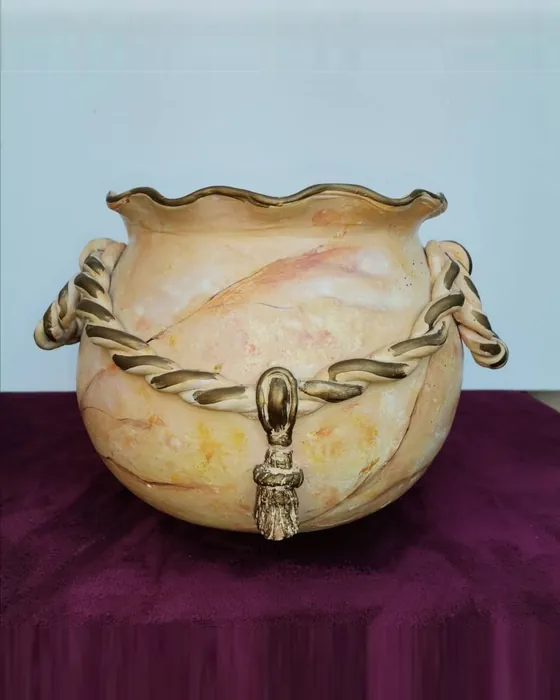 Vaso con cordone e nappa dorati, ceramica dipinta a mano da Elvira Sirio