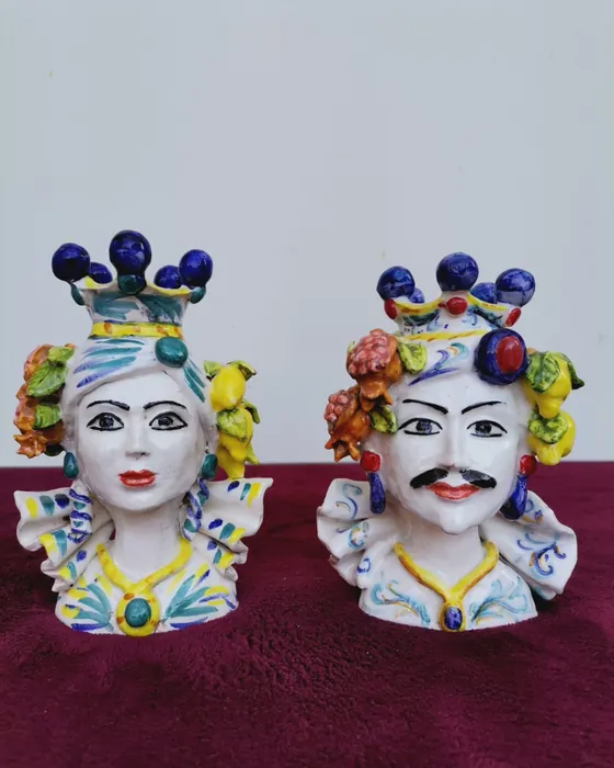 Coppia di teste di moro con corona, ceramica dipinta a mano da Elvira Sirio