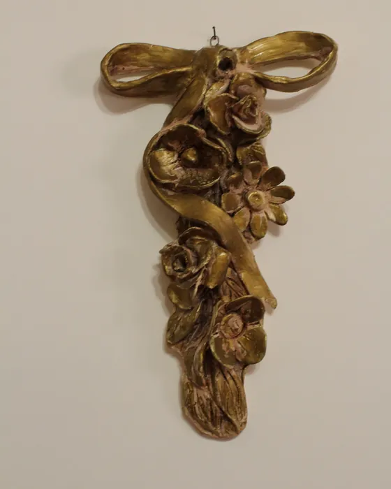Fiocco dorato con cascata di fiori, ceramica dipinta a mano da Elvira Sirio