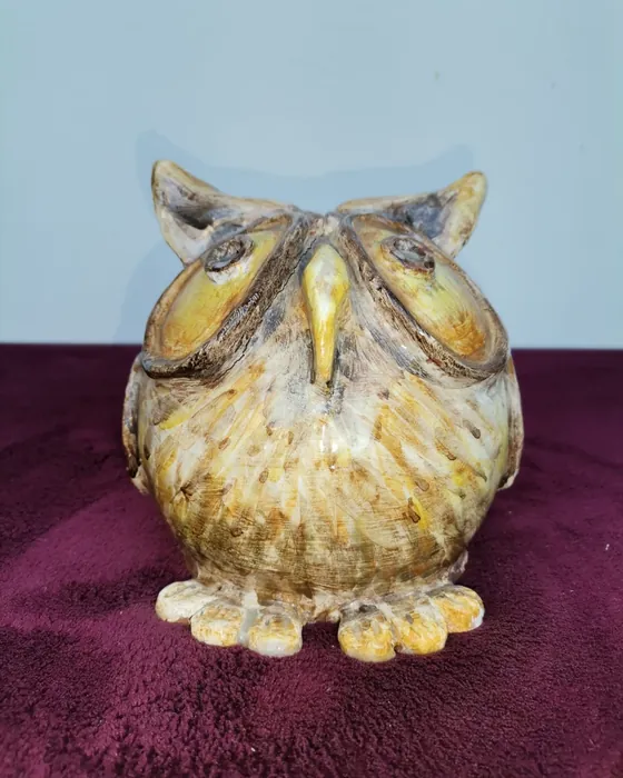 Gufo tondo in ceramica ocra e bianco, ceramica dipinta a mano da Elvira Sirio