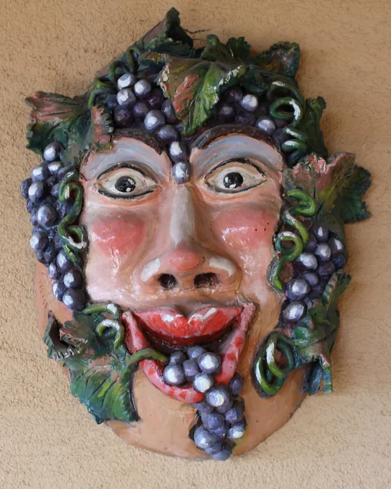 Maschera da parete con volto e uva, ceramica dipinta a mano da Elvira Sirio