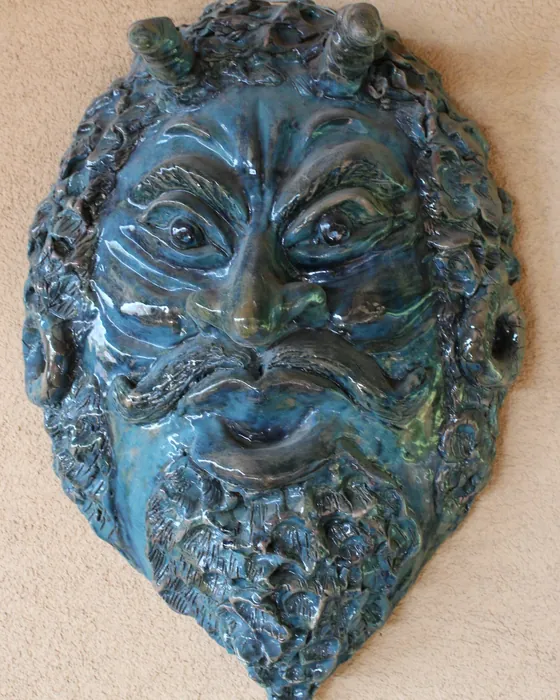 Maschera da parete volto barbuto blu, ceramica dipinta a mano da Elvira Sirio