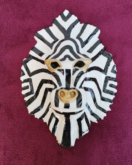 Maschera muso animale a righe bianche e nere, ceramica dipinta a mano da Elvira Sirio