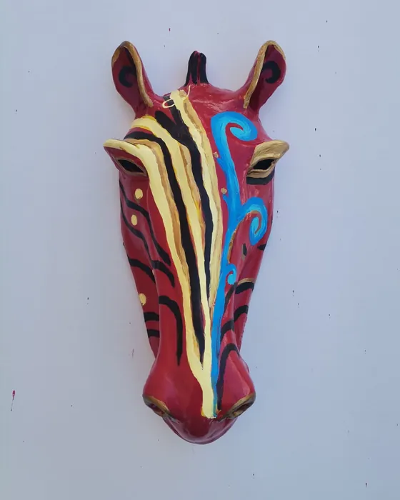 Maschera testa di cavallo rossa a righe, ceramica dipinta a mano da Elvira Sirio
