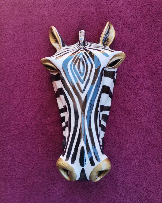Maschera testa di zebra bianca e azzurra, ceramica dipinta a mano da Elvira Sirio