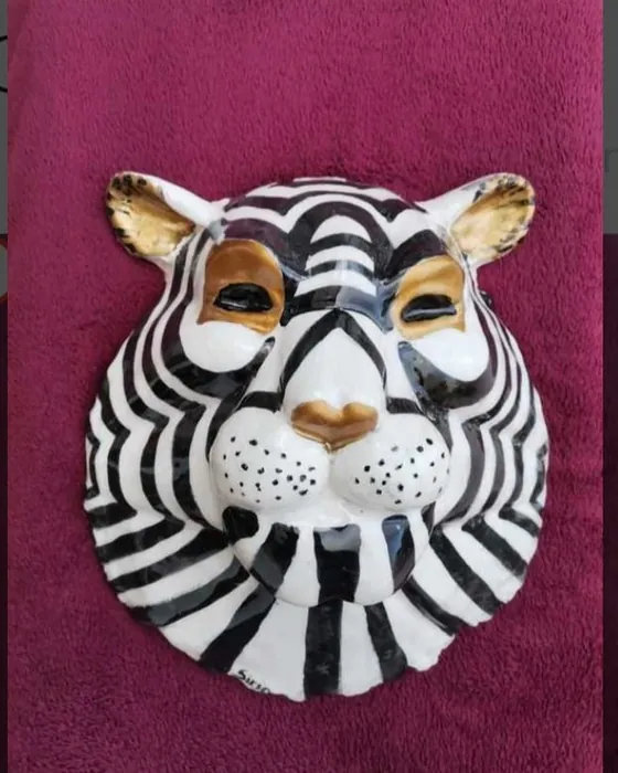 Maschera tigre bianca e nera, ceramica dipinta a mano da Elvira Sirio