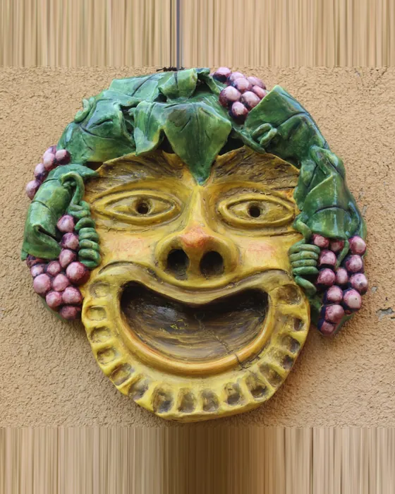 Mascherone da parete giallo con uva e foglie di vite, ceramica dipinta a mano da Elvira Sirio