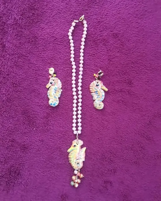 Parure cavallucci marini, ceramica dipinta a mano da Elvira Sirio