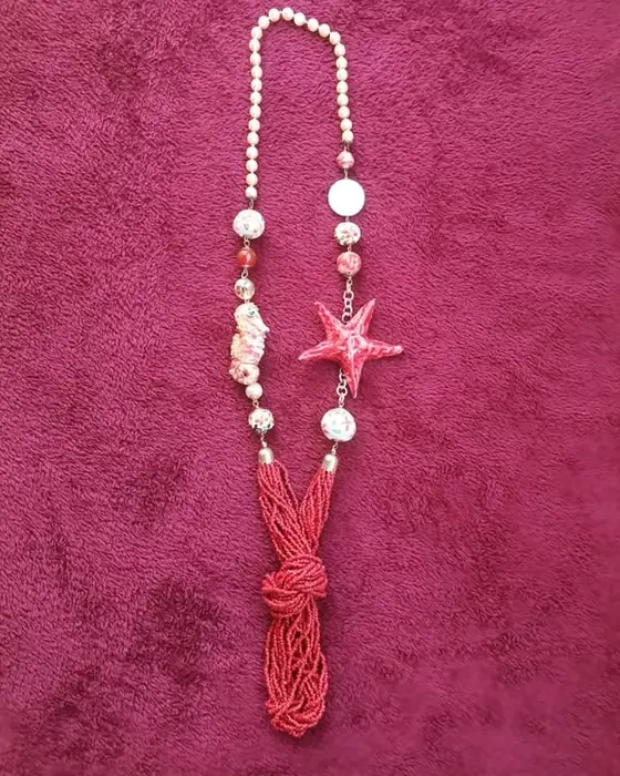 Collana stella marina e cavalluccio, ceramica dipinta a mano da Elvira Sirio