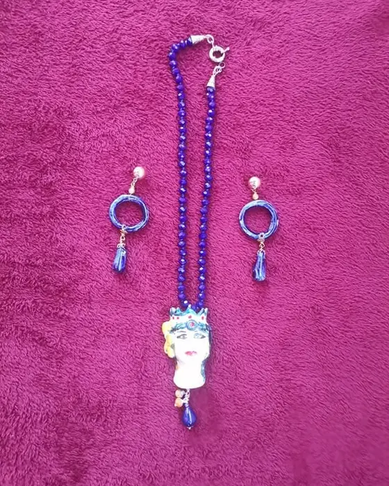 Parure volto con corona blu, ceramica dipinta a mano da Elvira Sirio