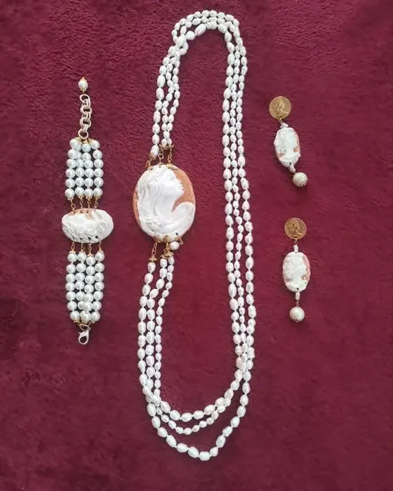 Parure cammeo con bracciale, ceramica dipinta a mano da Elvira Sirio
