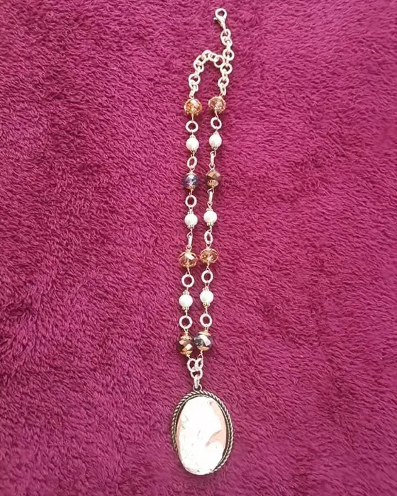 Collana lunga con cammeo ovale, ceramica dipinta a mano da Elvira Sirio
