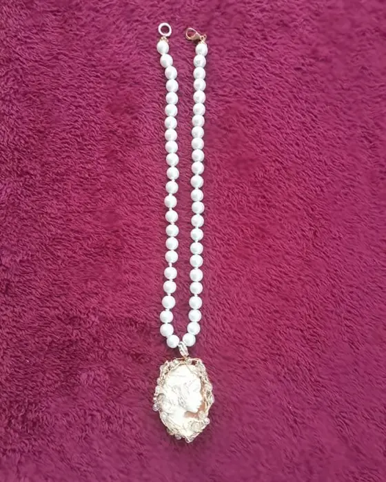 Collana cammeo e perle bianche, ceramica dipinta a mano da Elvira Sirio