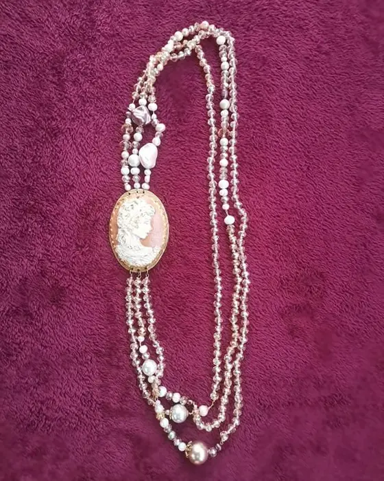 Collana cammeo e cristalli, ceramica dipinta a mano da Elvira Sirio
