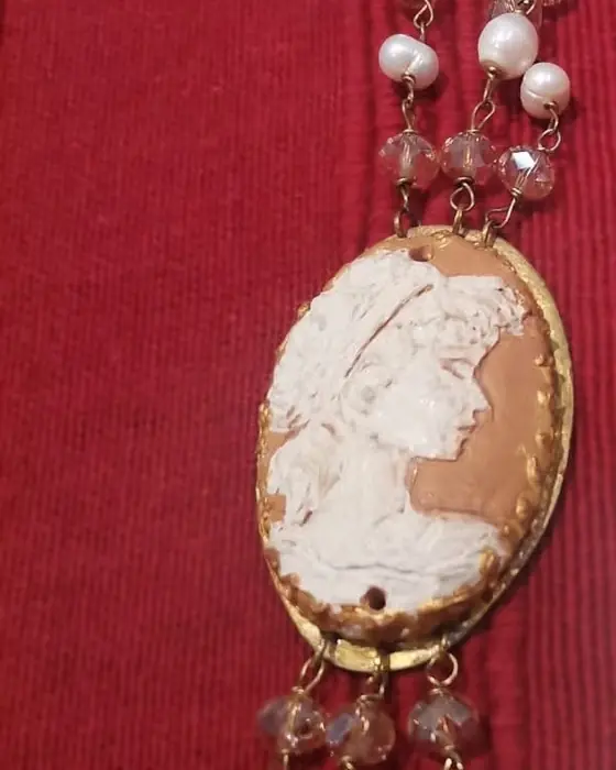 Collana cammeo con cornice dorata, ceramica dipinta a mano da Elvira Sirio