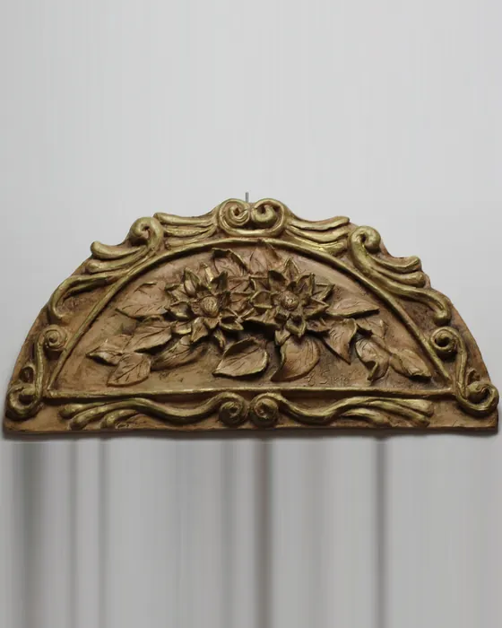 Pannello a mezzaluna con fiori e volute, ceramica dipinta a mano da Elvira Sirio