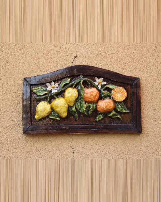 Pannello a rilievo con limoni e arance, ceramica dipinta a mano da Elvira Sirio