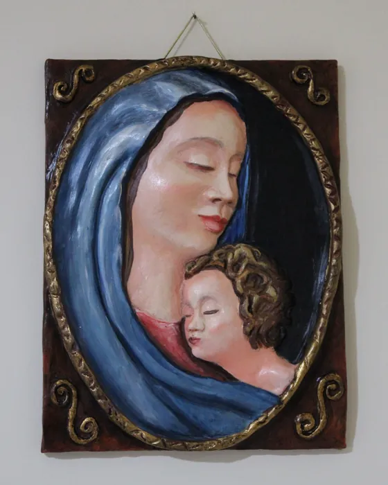 Pannello donna con velo blu e bambino, ceramica dipinta a mano da Elvira Sirio