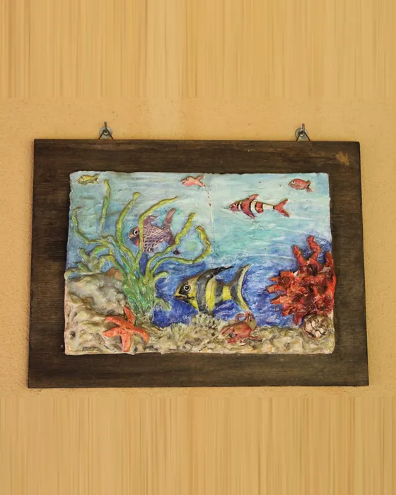 Pannello fondale marino su tavola di legno, ceramica dipinta a mano da Elvira Sirio