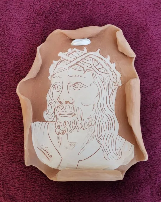Pannello in terracotta con volto di Cristo, ceramica dipinta a mano da Elvira Sirio