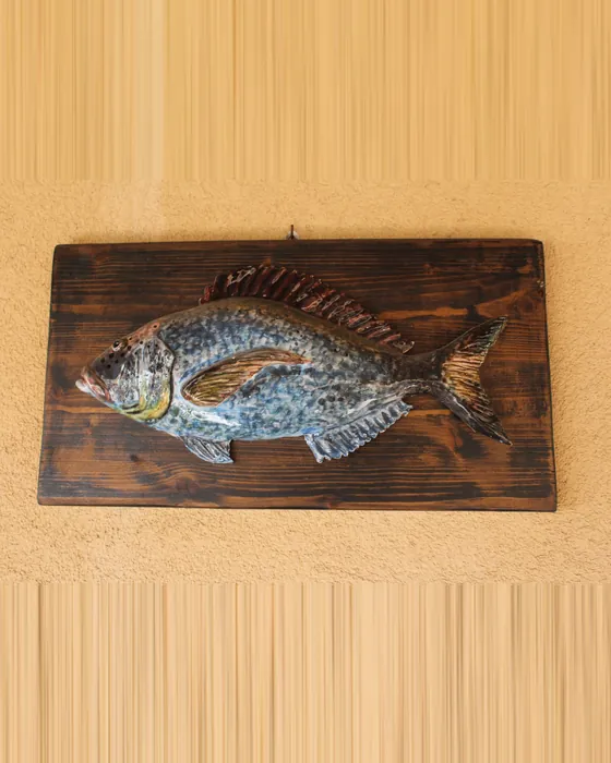 Pesce azzurro maculato su tavola scura, ceramica dipinta a mano da Elvira Sirio