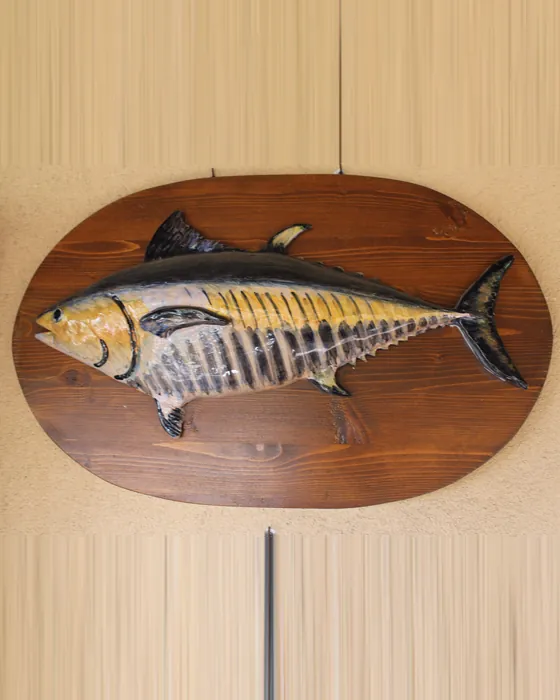 Pesce giallo e nero su tavola ovale, ceramica dipinta a mano da Elvira Sirio