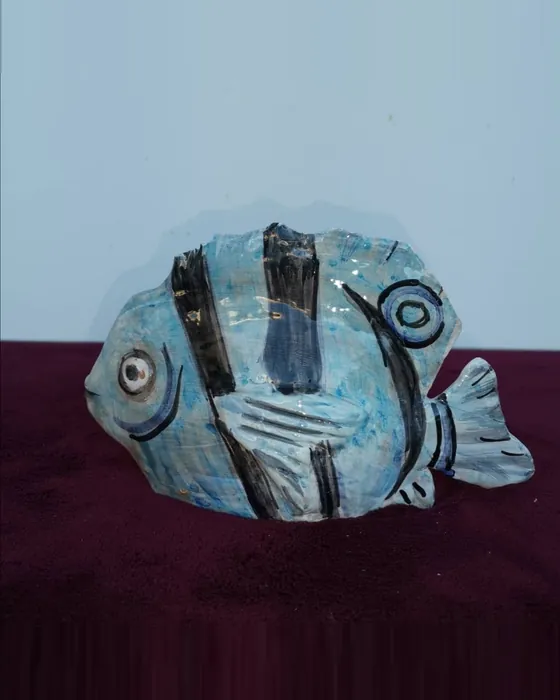 Pesce da appoggio in ceramica azzurra e nera, ceramica dipinta a mano da Elvira Sirio