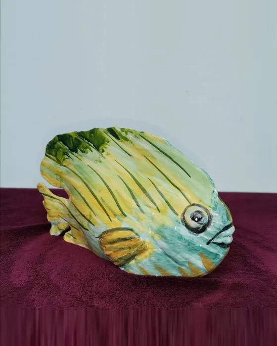 Pesce in ceramica verde e giallo, ceramica dipinta a mano da Elvira Sirio