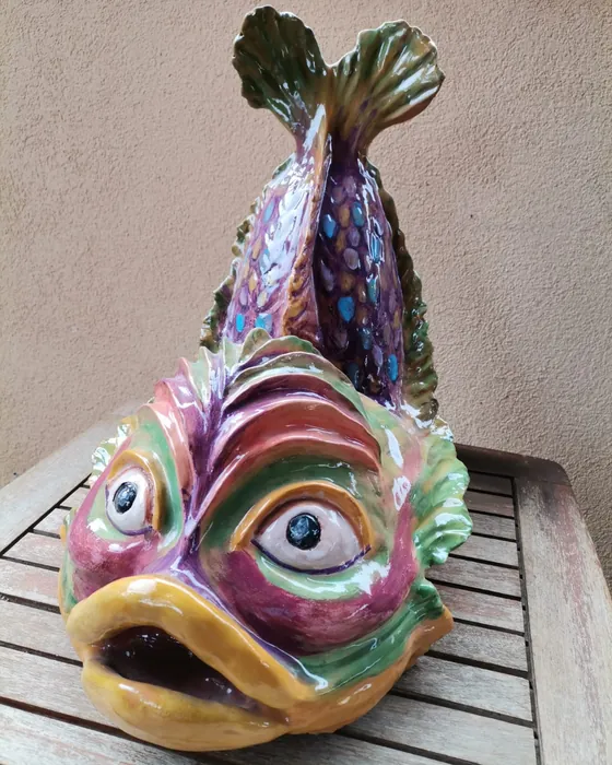 Pesce in ceramica verde, viola e rosa, ceramica dipinta a mano da Elvira Sirio