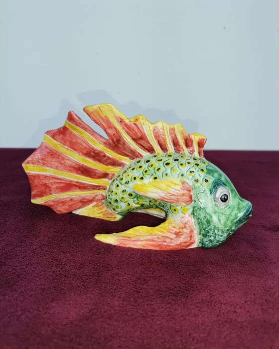 Pesce da appoggio verde con pinne rosse e gialle, ceramica dipinta a mano da Elvira Sirio