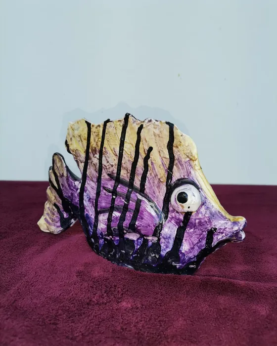 Pesce da appoggio viola con righe nere, ceramica dipinta a mano da Elvira Sirio