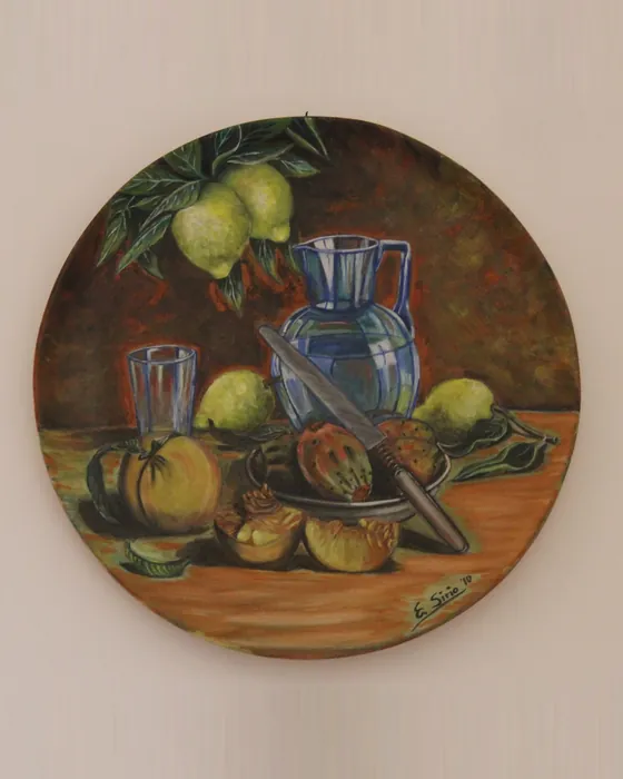 Piatto da parete con brocca blu e frutta, ceramica dipinta a mano da Elvira Sirio