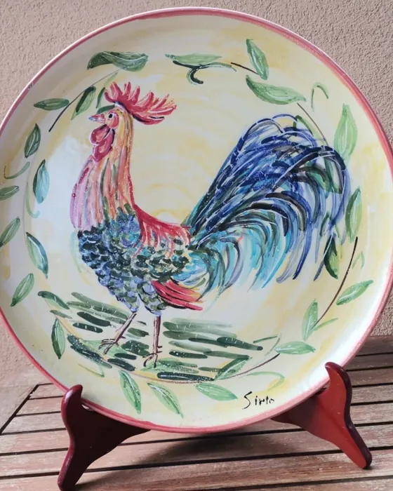 Piatto tondo con gallo blu e verde, ceramica dipinta a mano da Elvira Sirio