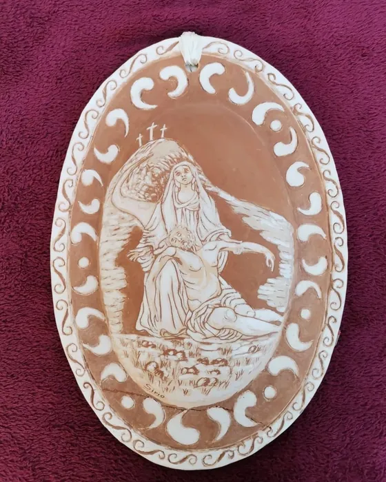 Placca ovale con figura velata e uomo, ceramica dipinta a mano da Elvira Sirio