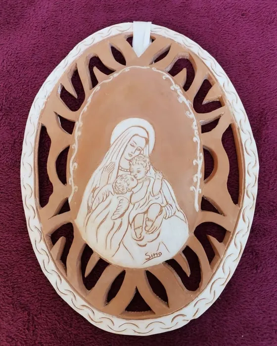 Placca ovale traforata con donna e bambini, ceramica dipinta a mano da Elvira Sirio