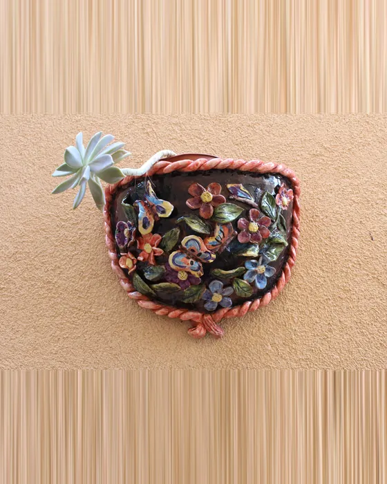 Vaso da parete con fiori e farfalle, ceramica dipinta a mano da Elvira Sirio