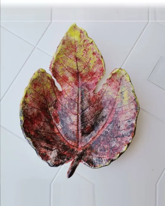 Svuotatasche foglia rossa e gialla, ceramica dipinta a mano da Elvira Sirio