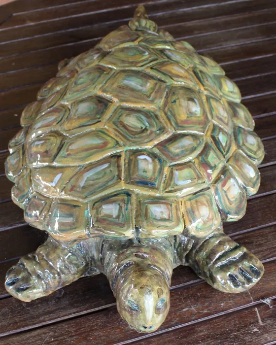 Tartaruga verde con corazza a scaglie, ceramica dipinta a mano da Elvira Sirio
