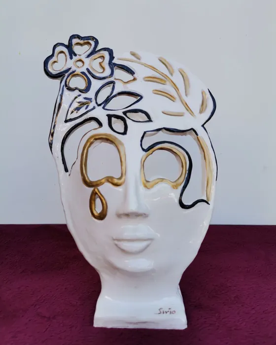 Testa bianca traforata con fiore, oro e blu, ceramica dipinta a mano da Elvira Sirio