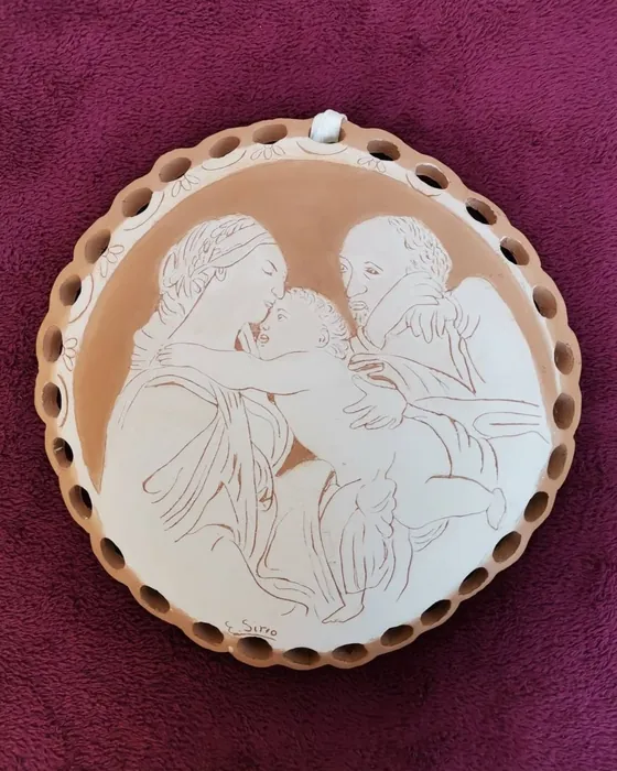 Tondo traforato con madre, bimbo e uomo, ceramica dipinta a mano da Elvira Sirio