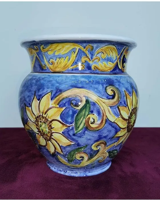 Vaso blu con girasoli gialli, ceramica dipinta a mano da Elvira Sirio