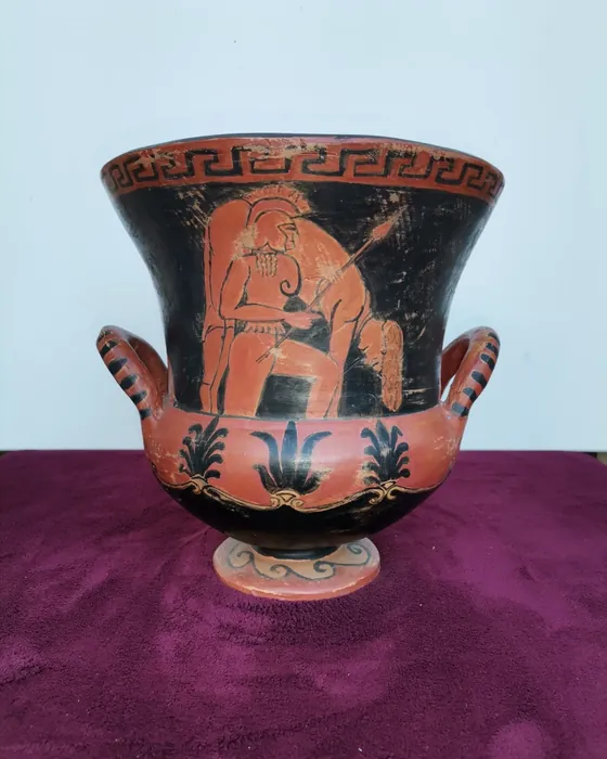 Vaso nero e rosso con guerriero e greca, ceramica dipinta a mano da Elvira Sirio