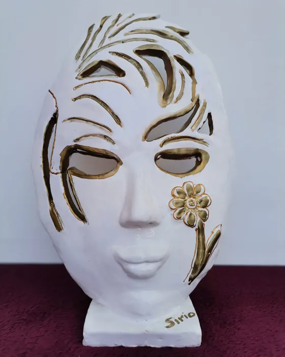 Volto bianco con capelli e fiore in oro, ceramica dipinta a mano da Elvira Sirio