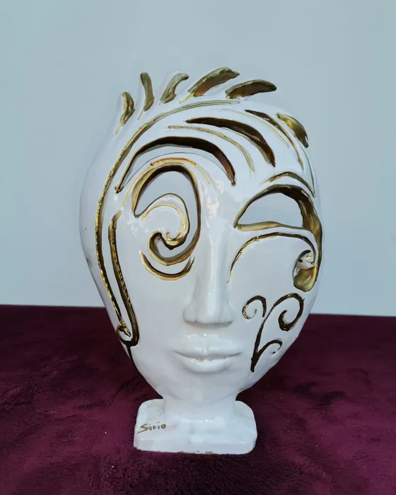 Volto in ceramica bianca e oro, ceramica dipinta a mano da Elvira Sirio